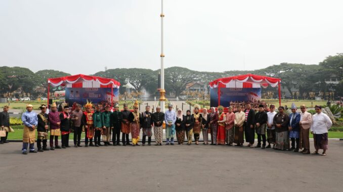 Pimpin Upacara Sumpah Pemuda Pakai Baju Adat, Wali Kota Wahyu Ingatkan Peran Penting Pemuda. (Sumber Prokopim).