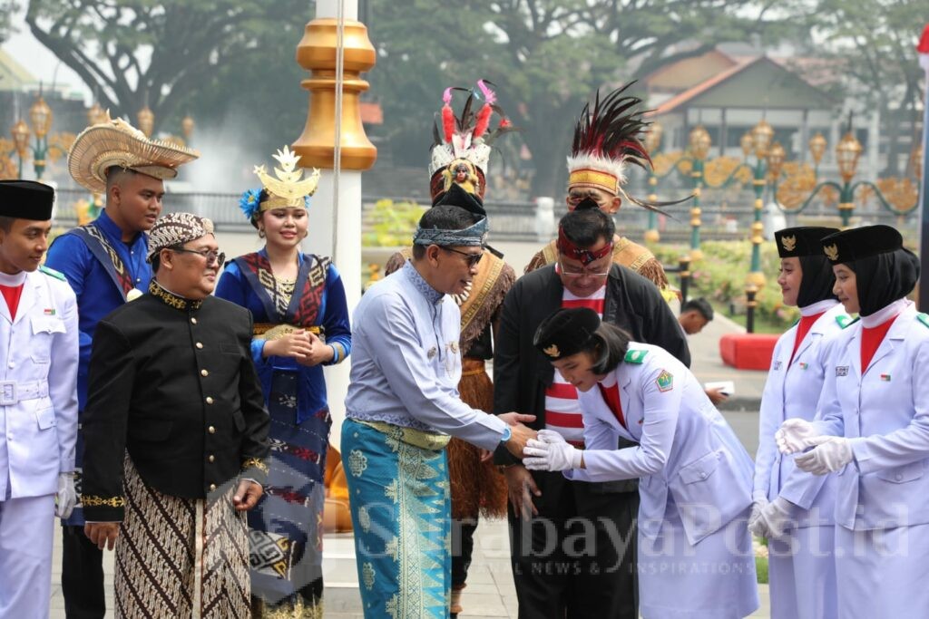 Pada momen yang sama, Wali Kota juga menyerahkan piagam penghargaan kepada atlet-atlet para atletik berprestasi. (Sumber Prokopim).