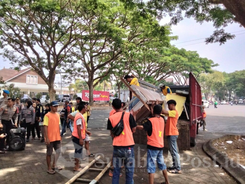 Proses eksekusi yang dilaksanakan PN Kelas 1A Malang di Jl Simpang Balapan 11 Kota Malang.