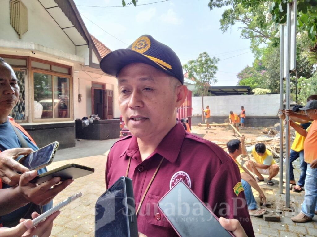Panitera Muda Perdata PN Malang, Slamet Ridwan memberikan keterangan kepada wartawan.