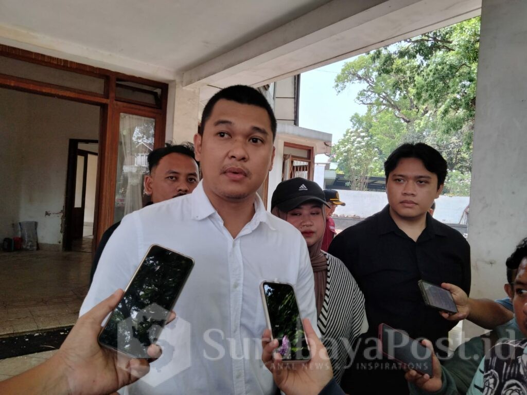 Kuasa hukum pemohon eksekusi, Brian Yuristio didampingi rekannya Asadian Iriantika Wijanarko dan Ferdyan Tactona Grandis memberikan keterangan kepada wartawan.