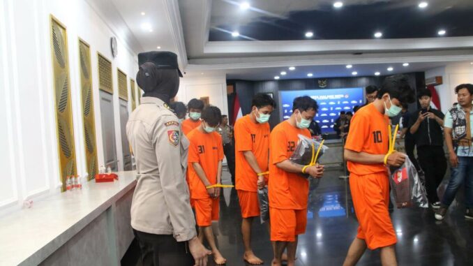 Nyaris Bakar Massa Aksi, 13 Pemuda Pembawa Molotov di Tugu Malang Diciduk Polisi.
