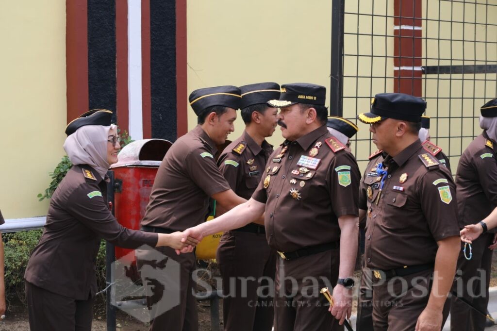 Rombongan disambut hangat oleh Kepala Kejaksaan Negeri (Kajari) Kota Malang, Dr. Adung Sutranggono, S.H., M.Hum., bersama para Kepala Seksi, Kepala Sub Bagian Pembinaan, dan seluruh pegawai Kejari Kota Malang.