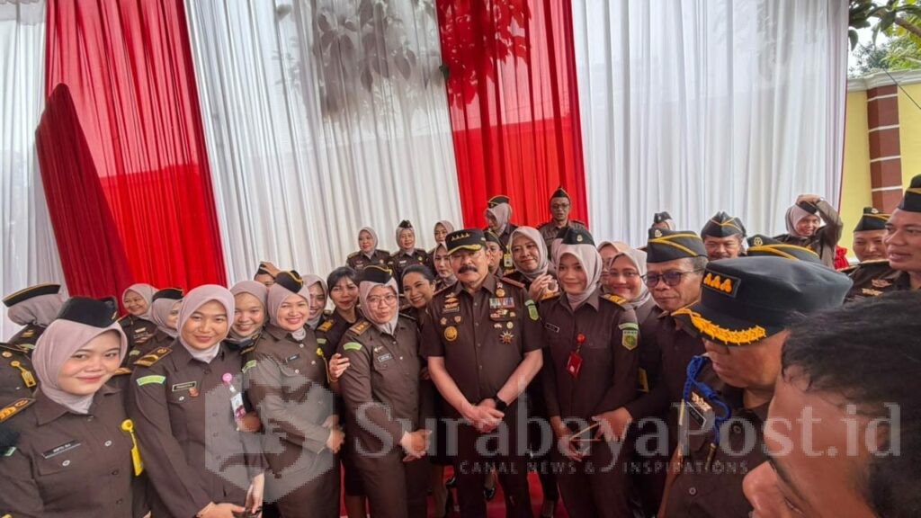 Jaksa Agung meninjau langsung area pelayanan publik dan sarana prasarana kerja. Ia tampak berdialog akrab dengan para pegawai.